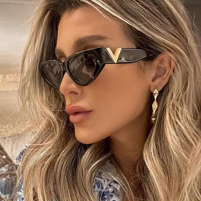 نظارات شمسية للنساء بتصميم شعار معدني على شكل حرف V من ذا باك، اطارات لون اسود، عدسات هندسية، 54 ملم