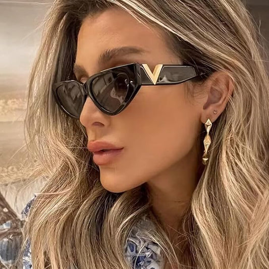 نظارات شمسية للنساء بتصميم شعار معدني على شكل حرف V من ذا باك، اطارات لون اسود، عدسات هندسية، 54 ملم